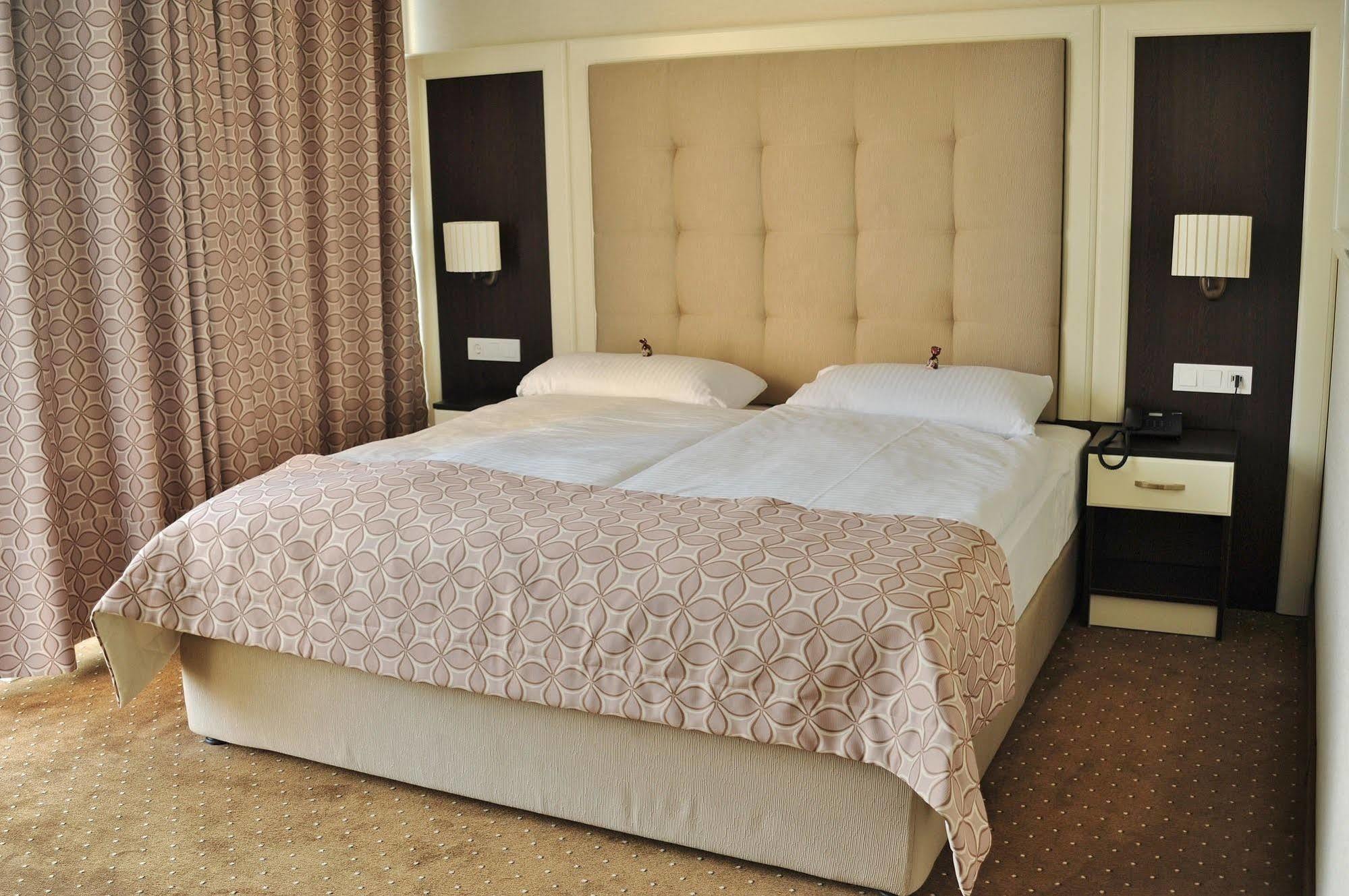 Hotel Atlas Halle Halle  Bagian luar foto